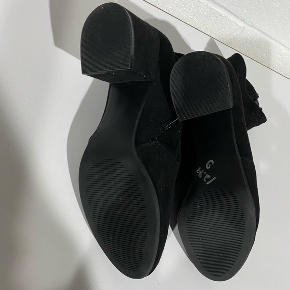 Women's Black Ankle Boots - Picture 5 of 7